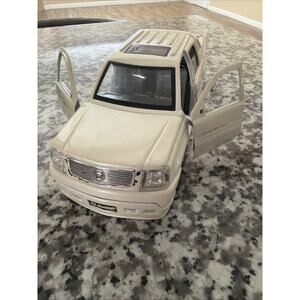 DUB CITY 2002 Cadillac Escalade EXT White 1:24 JADA